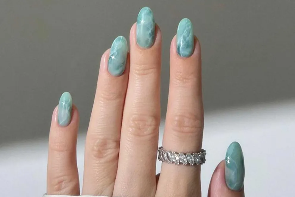 Las uñas efecto mármol son lo último en nail art