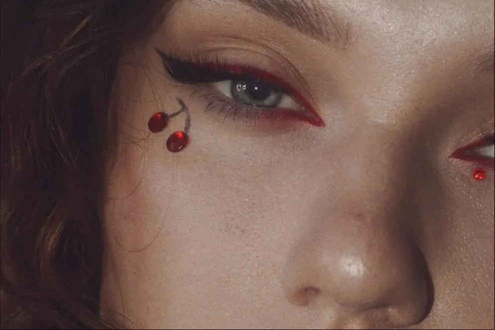 La tendencia cherry está presente en el mundo de la moda y la belleza